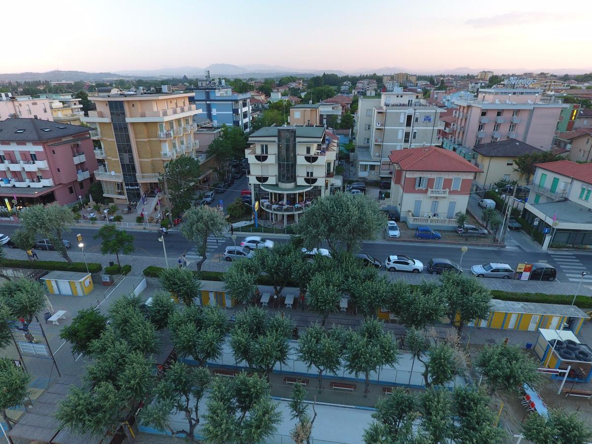 Amba Hotel Rimini Exterior photo